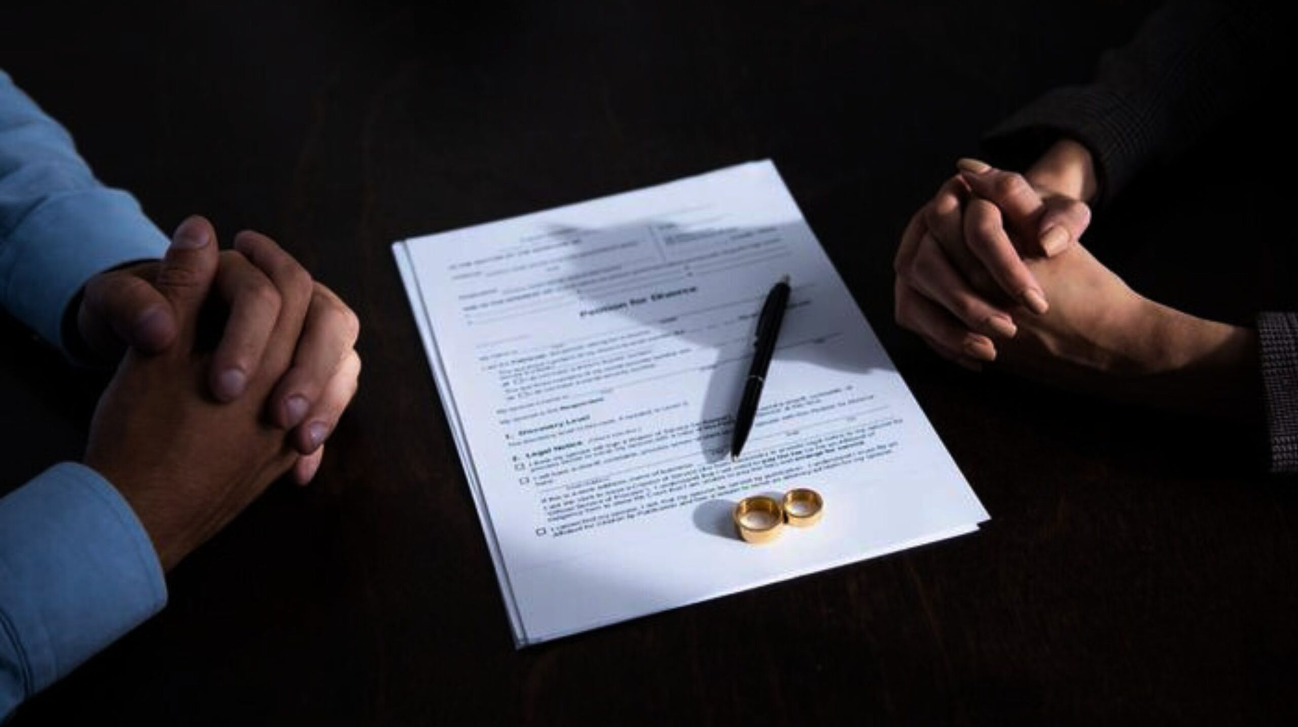 Abogado en Quito asesorando sobre cuánto cuesta un divorcio