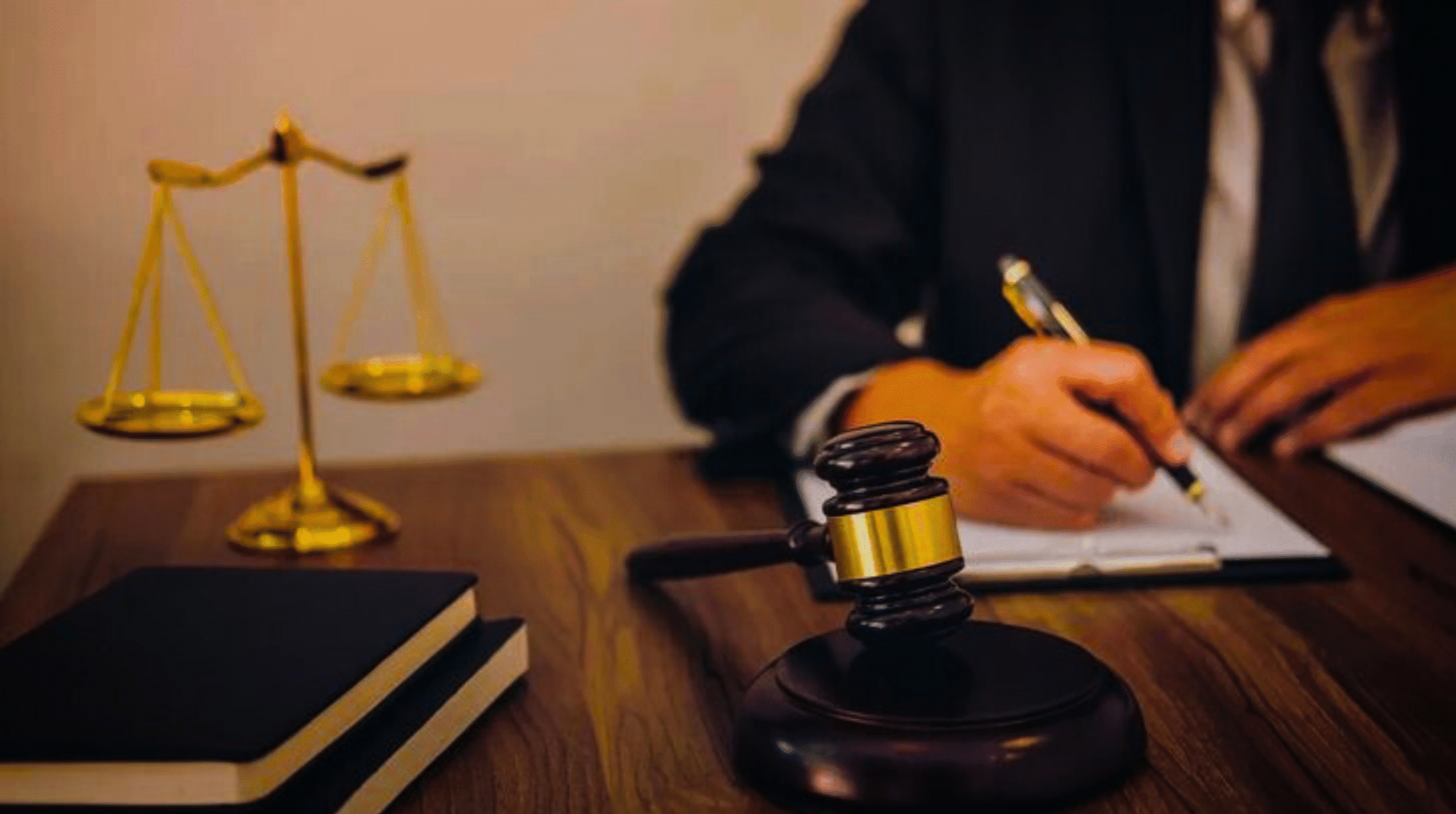 abogados societarios en quito